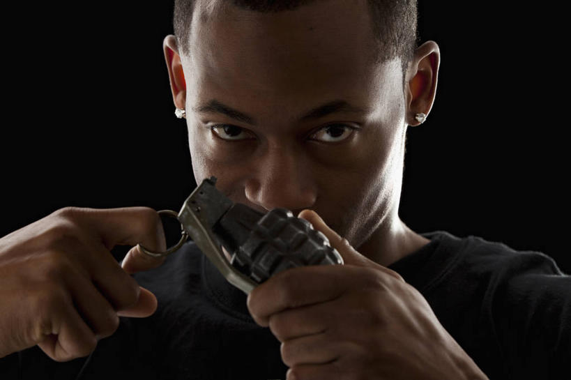 西方人,脸,头,脸颊,手,一个人,拉,横图,室内,特写,白天,正面,炸弹,欧洲,非洲,黑人,欧洲人,双手,仅一个男性,仅一个人,握,阴影,黑色背景,服装,反射,影子,拿,拿着,注视,休闲装,仅一个年轻男性,一个,衣服,黑色,观察,看,休闲,手部,休闲服,武器,握着,摄影,服饰,影棚,单个,观看,察看,威胁,关注,弹药,手榴弹,弹体,引信,危险,男人,男性,年轻男性,非洲人,头部,脸部,脸蛋,面部,半身,彩图,影棚拍摄,拍摄