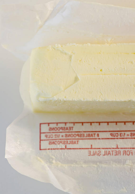 无人,竖图,俯视,室内,特写,白天,一块,阴影,反射,英文,包装,包装纸,标志,文字,影子,纸,字符,字母,黄油,纸张,标识,英文字母,包装材料,蜡纸,乳制品,白脱油,乳脂,彩图,高角度拍摄