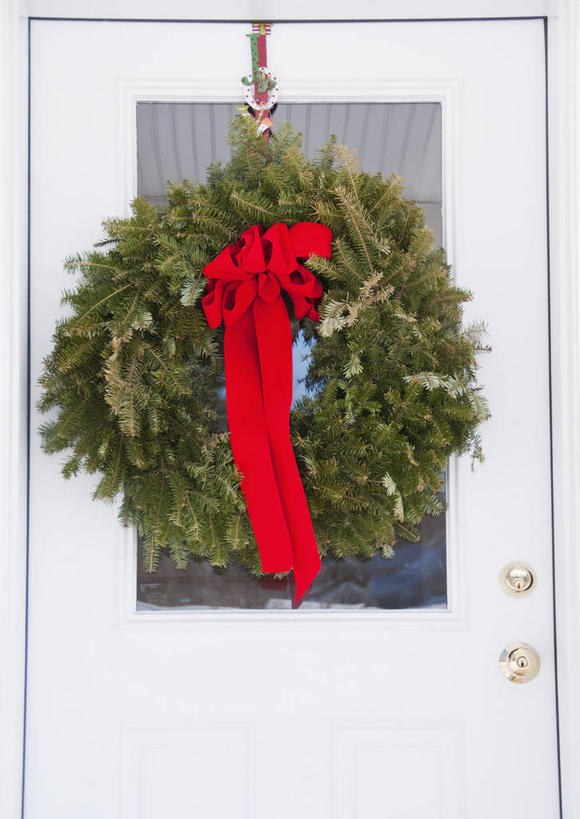 无人,竖图,室内,特写,白天,正面,美国,装饰,花环,丝绸,丝带,墙,缎带,墙壁,墙面,绸带,一个,红色,白色,单个,华丽,修饰,圣诞花环,点缀,北美,北美洲,美洲,缅因州,卡姆登,北亚美利加洲,亚美利加洲,衬托,美观,雅致,雅观,圣诞圈,缅因,松林之州,彩图