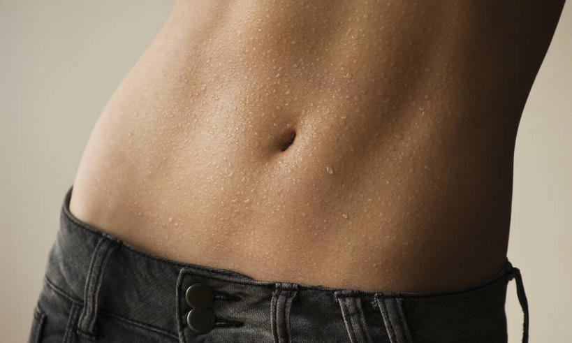 西方人,腹部,肚脐,肌肉,健壮,一个人,横图,室内,特写,白天,正面,水,欧洲,欧洲人,仅一个年轻女性,仅一个女性,仅一个人,阴影,裤子,反射,液体,影子,水滴,牛仔裤,裸露,健康,活力,力量,肚脐眼,青春,强壮,裸,苗条,腹肌,修长,年轻女性,女人,女性,白种人,腹,肚子,半身,彩图