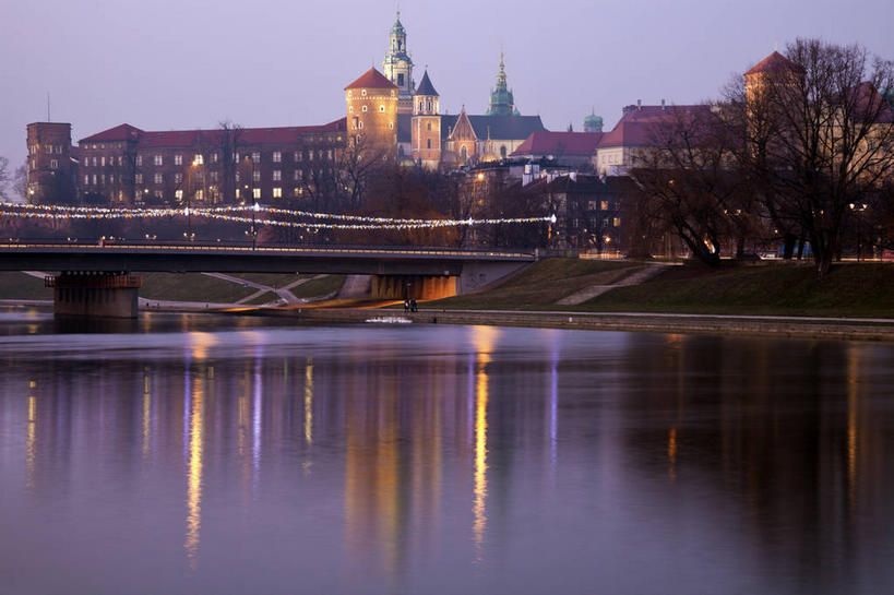 无人,横图,室外,白天,正面,旅游,度假,草地,草坪,河流,日落,树林,水,植物,标志建筑,地标,建筑,欧洲,波兰,阴影,波纹,光线,影子,堡垒,城堡,河水,水流,晚霞,霞光,落日,灯光,涟漪,娱乐,建设,草,树,树木,绿色,水纹,自然,黄昏,波浪,享受,休闲,旅游胜地,彩霞,放松,生长,成长,要塞,中欧,水晕,夕照,波兰共和国,薄暮,克拉科夫,设防,克拉科夫省,夕阳,彩图,傍晚,斜阳