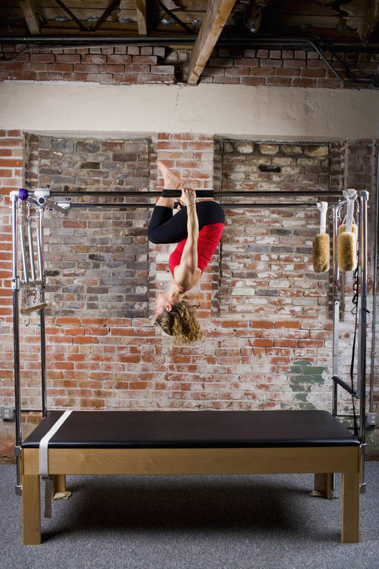 西方人,一个人,栏杆,竖图,室内,白天,侧面,运动服,锻炼,运动,石头,欧洲,欧洲人,仅一个女性,仅一个人,握,阴影,服装,裤子,反射,石子,影子,墙,围栏,注视,娱乐,运动器械,运动裤,护栏,墙壁,墙面,衣服,红色,观察,看,仅一个中年女性,享受,休闲,健身器械,放松,握着,服饰,观看,察看,颠倒,衣着,穿着,关注,健身器材,普拉提,室内运动,衣饰,普拉提机,女人,女性,中年女性,白种人,石块,彩图,全身,健身,运动器材,运动装