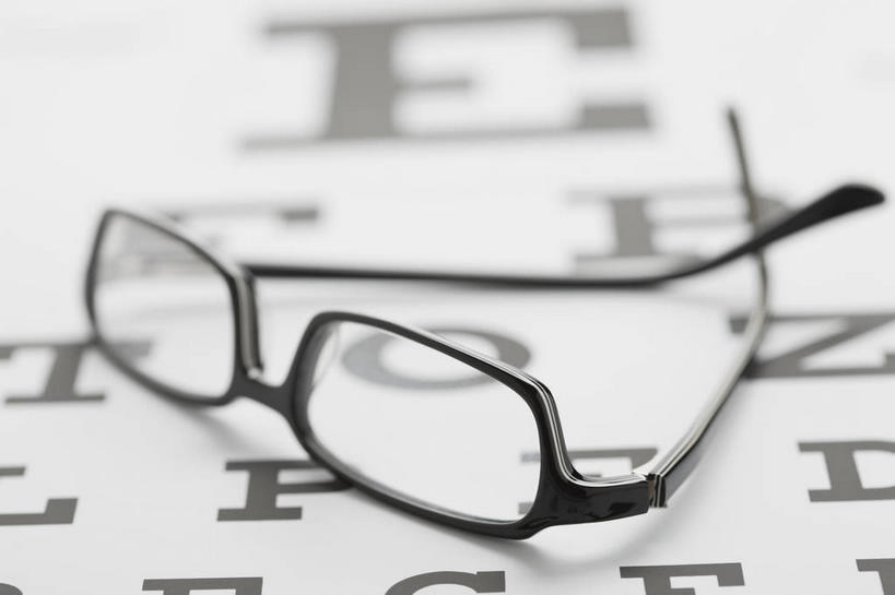 无人,横图,室内,特写,白天,正面,静物,一副,阴影,朦胧,模糊,反射,英文,标志,图表,文字,眼镜,影子,字符,字母,标识,英文字母,医疗设备,医疗器械,视力表,医疗工具,近视眼镜,检测工具,彩图