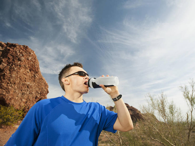西方人,一个人,站,横图,室外,白天,仰视,运动服,锻炼,旅游,度假,运动,草地,草坪,山,山脉,植物,欧洲,欧洲人,仅一个男性,仅一个人,仅一个中年男性,喝,握,阴影,服装,时间,光线,墨镜,时钟,手表,眼镜,影子,山峰,云,云朵,山峦,饮品,拿,计时,云彩,拿着,注视,娱乐,草,饮料,衣服,蓝色,绿色,白云,蓝天,天空,阳光,瓶子,塑料制品,太阳镜,太阳眼镜,钟表,群山,天,观察,看,站着,张嘴,享受,休闲,表,塑料瓶,遮阳镜,放松,握着,服饰,晴朗,观看,腕表,察看,衣着,穿着,关注,可口,室外运动,能量,户外运动,张大嘴巴,补充,衣饰,适口,男人,男性,中年男性,白种人,钟,晴空,张开嘴,抬头,仰头,站立,半身,彩图,低角度拍摄,健身,能量饮料,运动装