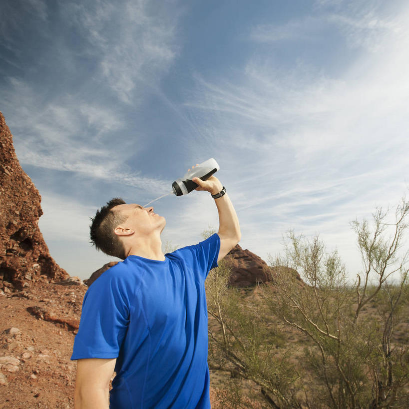 西方人,一个人,站,闭眼,方图,室外,白天,仰视,运动服,锻炼,旅游,度假,运动,草地,草坪,山,山脉,植物,欧洲,欧洲人,仅一个男性,仅一个人,仅一个中年男性,喝,握,阴影,服装,时间,光线,时钟,手表,影子,山峰,云,云朵,山峦,饮品,拿,计时,云彩,拿着,娱乐,草,饮料,衣服,蓝色,绿色,白云,蓝天,天空,阳光,瓶子,塑料制品,钟表,群山,天,站着,张嘴,享受,休闲,表,塑料瓶,放松,握着,服饰,晴朗,腕表,衣着,穿着,可口,室外运动,能量,户外运动,张大嘴巴,补充,衣饰,适口,男人,男性,中年男性,白种人,钟,晴空,张开嘴,闭眼睛,闭着眼,闭着眼睛,抬头,仰头,站立,半身,彩图,低角度拍摄,健身,能量饮料,运动装