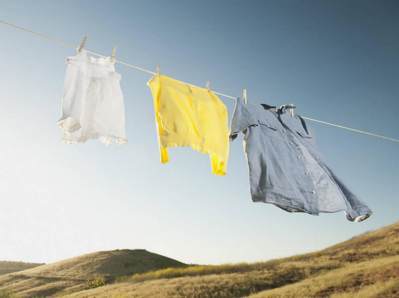 无人,横图,室外,白天,仰视,草地,草原,植物,一排,阴影,服装,整齐,光线,木制,背心,纺织物,影子,旷野,草,排列,衣服,黄色,蓝色,绿色,白色,蓝天,天空,阳光,夹子,木制品,绳子,毛巾,天,清洁,服饰,晴朗,保暖,绳索,衣着,穿着,队列,原野,衣夹,透气,防水,万里无云,衣饰,储水,耐磨,吸水,晴空,晴空万里,彩图,低角度拍摄,镜头光晕,透镜闪耀,眩光,登山绳,首绳,提升钢丝绳,提升绳,主绳