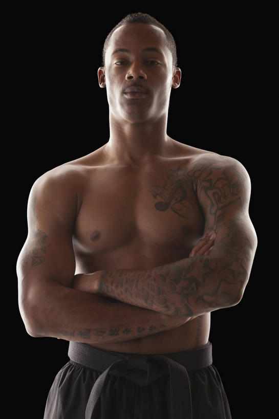 西方人,肌肉,健壮,一个人,站,双手交叉,竖图,室内,白天,正面,锻炼,运动,武术,欧洲,非洲,黑人,欧洲人,仅一个男性,仅一个人,阴影,黑色背景,裤子,光线,影子,灯光,注视,裸露,仅一个年轻男性,黑色,观察,看,站着,健康,活力,力量,摄影,影棚,观看,青春,察看,双手抱胸,强壮,关注,裸,武打,武功,体育,男人,男性,年轻男性,非洲人,站立,半身,彩图,影棚拍摄,健身,拍摄,武学