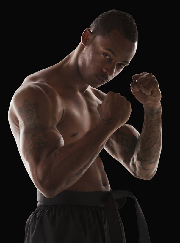 西方人,肌肉,健壮,一个人,站,竖图,室内,白天,侧面,锻炼,运动,武术,欧洲,非洲,黑人,欧洲人,仅一个男性,仅一个人,握,阴影,黑色背景,裤子,光线,影子,灯光,扭头,注视,裸露,仅一个年轻男性,黑色,观察,看,握拳,站着,转头,健康,活力,力量,握着,摄影,影棚,观看,青春,察看,强壮,关注,裸,武打,武功,体育,男人,男性,年轻男性,非洲人,站立,半身,彩图,影棚拍摄,健身,拍摄,武学