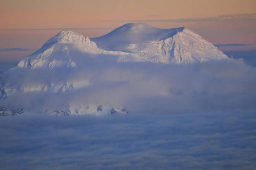 无人,横图,俯视,航拍,室外,白天,旅游,度假,火山,美景,日落,山,雪,雪山,大雪,华盛顿,美国,阴影,光线,影子,冰,积雪,景观,山峰,晚霞,霞光,雪景,冬季,冬天,落日,山峦,娱乐,阳光,自然,黄昏,享受,休闲,景色,彩霞,放松,寒冷,冰冷,北美,北美洲,鸟瞰,自然风光,美洲,华盛顿州,西雅图,雷尼尔山,雷尼尔山国家公园,瑞尼尔山国家公园,常绿之州,常青州,北亚美利加洲,亚美利加洲,严寒,冰凉,酷寒,凛冽,凛凛,极冷,绿宝石城,翡翠之城,雨城,常绿之城,阿拉斯加门户,女王之城,喷气机之城,常青城,夕照,薄暮,瑞尼尔山,活火山,夕阳,彩图,高角度拍摄,傍晚,斜阳
