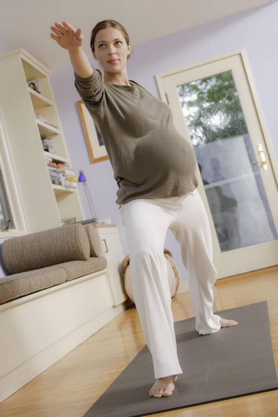 西方人,孕妇,一个人,客厅,站,伸展双臂,竖图,室内,白天,正面,运动服,锻炼,瑜伽,运动,地板,沙发,欧洲,欧洲人,仅一个女性,仅一个人,服装,毯子,墙,地面,注视,光脚,木地板,墙壁,墙面,衣服,紫色,瑜伽垫,垫子,观察,看,站着,仅一个中年女性,赤脚,怀孕,养生,服饰,观看,张开双腿,察看,起居室,待产,衣着,穿着,关注,瑜伽毯,布艺沙发,妊娠,准妈妈,衣饰,客堂,展开双腿,体育,女人,女性,中年女性,白种人,产妇,敞开双臂,伸开双臂,展开双肩,站立,张开手臂,张开双臂,彩图,全身,健身,勇士二式,勇士式,伸展双腿,运动装