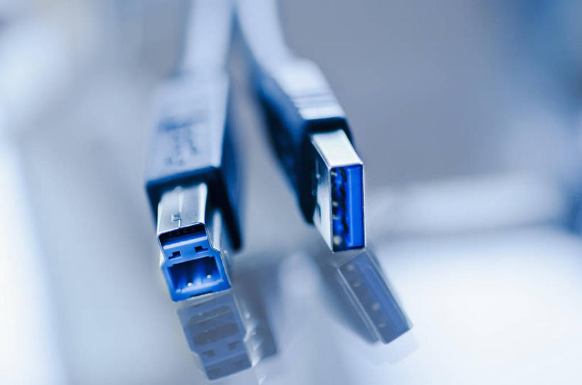 无人,横图,俯视,室内,特写,白天,通讯,数据,桌面,桌子,静物,两根,朦胧,模糊,传输,蓝色,数据线,USB线,线缆,彩图,高角度拍摄,USB数据线