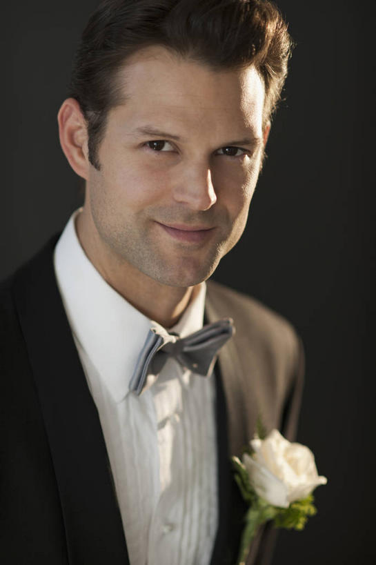 西方人,脸,头,脸颊,一个人,新郎,站,笑,微笑,竖图,室内,特写,白天,正面,衬衫,西装,爱情,婚礼,快乐,幸福,纯洁,热情,玫瑰,欧洲,欧洲人,仅一个男性,仅一个人,仅一个中年男性,黑色背景,套装,正装,庆祝,装饰,领结,玫瑰花,胸花,结婚,浪漫,注视,职业装,肩膀,饰品,白玫瑰,观察,看,站着,温暖,温馨,喜庆,恩爱,摄影,影棚,观看,纪念,华丽,修饰,点缀,和睦,察看,象征,庄重,关注,身份,感动,配饰,衬托,美观,雅致,雅观,尊敬,正式,地位,天真,刺玫花,徘徊花,男人,男性,中年男性,白种人,头部,脸部,脸蛋,面部,站立,半身,彩图,影棚拍摄,衬衣,高兴,拍摄,襟花,融洽