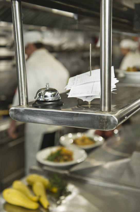 西方人,两个人,伙伴,朋友,厨师,餐厅,站,竖图,室内,白天,工作服,制服,友谊,合作,团队,餐桌,桌子,蔬菜,餐具,帽子,欧洲,欧洲人,握,阴影,朦胧,模糊,新鲜,反射,碟子,盘,影子,食品,拿,置物架,拿着,铃,架子,食物,背面,白色,盘子,碟,低头,站着,战略,服务,握着,有机食品,绿色食品,餐台,呼唤,呼叫,陈列架,厨师帽,服务铃,联合,合谋,服侍,召唤,召集,垂头,工作制服,搁架,菜单叉,传票叉,单插,单据叉,单据插,票叉,票插,票据叉,纸插,配合,协作,男人,男性,年轻女性,女人,女性,中年男性,白种人,厨师长,厨子,大厨,主厨,站立,半身,彩图,工作套服,餐馆,饭店,饭馆