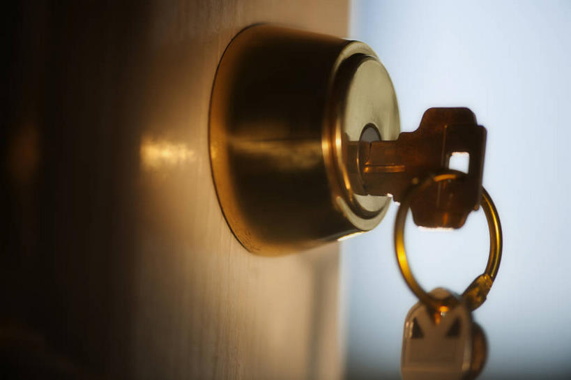 无人,横图,室内,特写,白天,正面,安全,门,静物,连接,阴影,朦胧,模糊,装饰,反射,影子,防护,钥匙,钥匙圈,锁,门框,保护,华丽,修饰,点缀,开启,封闭,钥匙链,保险,私密,钥匙扣,保全,周全,安稳,安定,防盗,衬托,美观,雅致,雅观,贯穿,连结,衔接,串连,平安,彩图,锁匙扣,钥匙挂