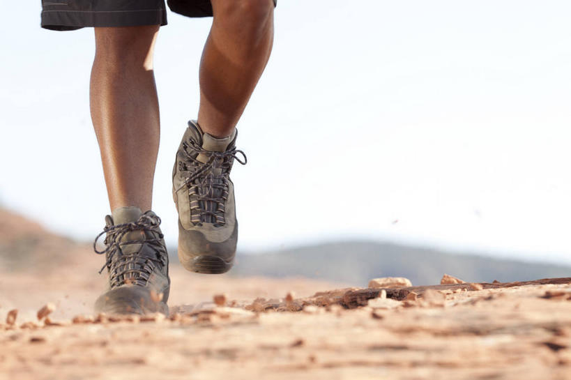 西方人,一个人,走,横图,室外,特写,白天,正面,运动鞋,旅游,度假,美景,沙漠,道路,路,鞋子,欧洲,欧洲人,仅一个男性,仅一个人,阴影,光线,影子,景观,小路,交通,娱乐,仅一个年轻男性,阳光,自然,享受,休闲,景色,放松,乡间小路,休闲鞋,自然风光,登山鞋,男人,男性,年轻男性,白种人,大漠,砂漠,步行,散步,走路,半身,彩图