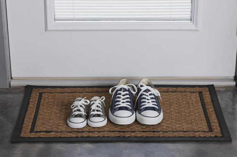 无人,横图,俯视,室内,特写,白天,门,静物,鞋子,纺织品,一排,阴影,整齐,反射,毯子,影子,两双,纺织,排列,垫子,门框,休闲鞋,板鞋,队列,门垫,彩图,高角度拍摄