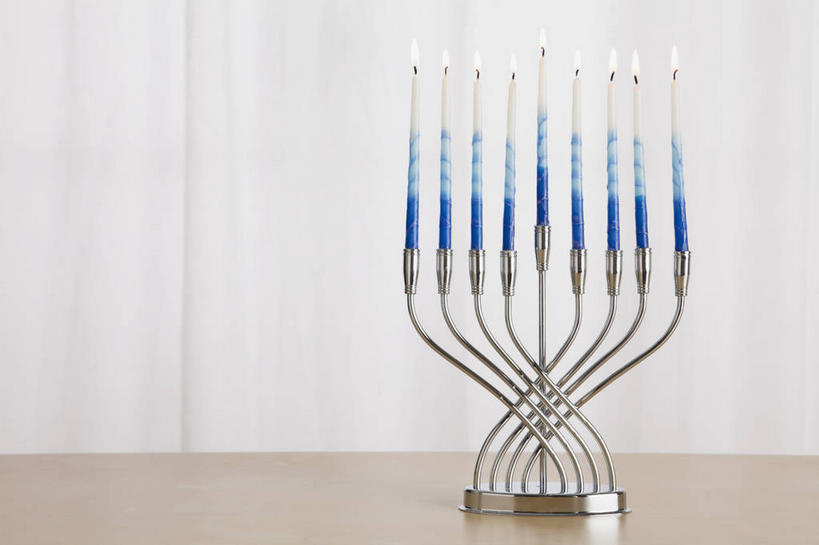 无人,横图,室内,特写,白天,正面,桌面,桌子,静物,蜡烛,一排,许多,阴影,整齐,光线,木制,火焰,影子,烛光,烛台,很多,燃烧,排列,蓝色,木制品,点燃,队列,犹太教灯台,犹太教九灯烛台,再献圣殿节灯台,彩图