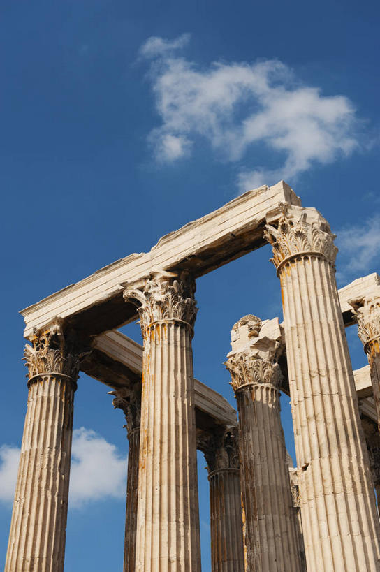 无人,竖图,室外,白天,仰视,旅游,度假,石头,名胜古迹,标志建筑,地标,建筑,希腊,欧洲,一排,阴影,遗迹,整齐,光线,石子,影子,柱子,云,云朵,首都,豪华,云彩,古迹,文物,娱乐,建设,古建筑,废墟,排列,蓝色,白云,蓝天,天空,阳光,天,享受,休闲,旅游胜地,放松,晴朗,队列,雅典,古文明,希腊共和国,科林斯柱式,富丽,阿提卡,阿提卡大区,柱式,石块,岩石,晴空,彩图,低角度拍摄,宙斯神庙