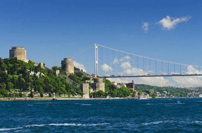 无人,家,横图,全景,室外,白天,仰视,旅游,度假,海浪,海洋,树林,植物,标志建筑,大桥,地标,建筑,立交桥,桥梁,土耳其,亚洲,阴影,光线,影子,房屋,屋子,浪花,云,云朵,高架,公寓,斜拉桥,桥,首都,云彩,娱乐,建设,跨海大桥,洋房,楼房,住宅,树,树木,蓝色,绿色,白云,蓝天,天空,阳光,自然,海水,天,享受,休闲,旅游胜地,放松,生长,晴朗,成长,西亚,海景,伊斯坦布尔,博斯普鲁斯海峡,伊斯坦布尔海峡,欧亚大桥,大海,风浪,海,海水的波动,近岸浪,涌浪,晴空,彩图,低角度拍摄,房子,博斯普鲁斯海峡大桥,土耳其共和国