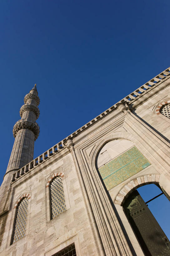 无人,竖图,室外,白天,正面,旅游,度假,名胜古迹,门,标志建筑,地标,建筑,土耳其,亚洲,阴影,节日,遗迹,光线,影子,墙,拱门,首都,古迹,文化,文物,娱乐,建设,古建筑,墙壁,墙面,蓝色,蓝天,天空,阳光,门框,天,祈祷,享受,休闲,健康,旅游胜地,放松,许愿,宗教,信仰,晴朗,纪念,祈求,伊斯兰教,清真寺,西亚,古文明,伊斯坦布尔,万里无云,蓝色清真寺,素檀何密清真寺,苏丹艾哈迈德清真寺,平安,晴空,晴空万里,彩图,土耳其共和国