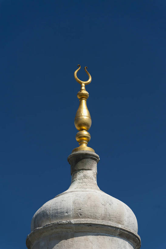 无人,竖图,室外,白天,仰视,旅游,度假,名胜古迹,标志建筑,地标,建筑,土耳其,亚洲,阴影,遗迹,光线,影子,屋顶,月牙,首都,顶棚,古迹,文物,娱乐,建设,古建筑,蓝色,蓝天,天空,阳光,天,享受,休闲,金色,旅游胜地,放松,晴朗,西亚,古文明,伊斯坦布尔,托普卡匹皇宫,万里无云,新月,晴空,晴空万里,彩图,低角度拍摄,土耳其共和国,托普卡帕宫,托普卡帕故宫