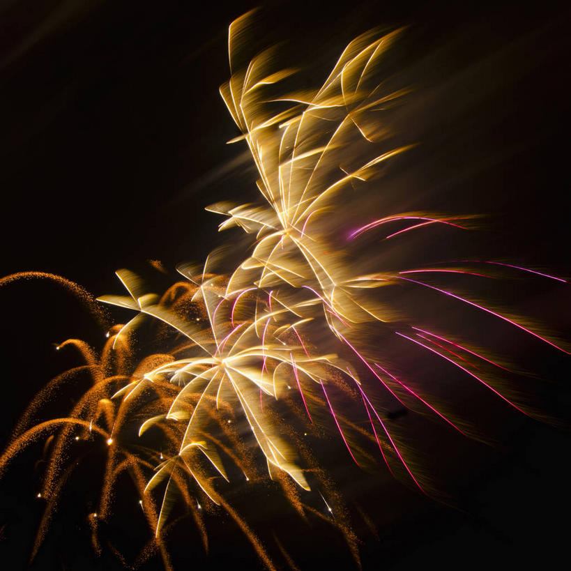 无人,方图,室外,特写,夜晚,仰视,烟火,黑色背景,节日,庆祝,透明,辉煌,文化,黄色,焰火,庆典,灿烂,健康,活泼,纪念,希望,暖色,庆贺,璀璨,祝贺,礼花,光辉,花炮,礼花炮,绚烂,光明,光耀,功名,轻快,烟花,彩图,低角度拍摄