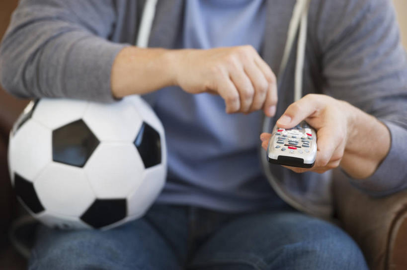 西方人,手,一个人,客厅,坐,横图,室内,特写,白天,正面,足球,沙发,欧洲,欧洲人,双手,仅一个男性,仅一个人,仅一个中年男性,握,服装,裤子,足球装备,拿,拿着,牛仔裤,休闲装,运动器械,一个,衣服,遥控器,休闲,手部,休闲服,健身器械,握着,服饰,单个,起居室,健身器材,蹴鞠,客堂,足球运动,男人,男性,中年男性,白种人,坐着,半身,彩图,运动器材,皮沙发