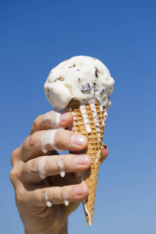 西方人,手,一个人,竖图,室外,特写,白天,仰视,欧洲,欧洲人,仅一个男性,仅一个人,仅一个中年男性,握,阴影,融化,光线,影子,冰激凌,清凉,拿,拿着,一个,蓝色,蓝天,天空,阳光,冷饮,天,舒服,手部,冰淇淋,握着,晴朗,单个,单手,解暑,解渴,雪糕,华夫饼,熔化,舒爽,万里无云,窝夫,格子饼,华夫,格仔饼,压花蛋饼,冰糕,消暑,溶化,熔解,消溶,男人,男性,中年男性,白种人,晴空,晴空万里,半身,彩图,低角度拍摄,蛋筒冰淇淋,冰淇淋蛋筒