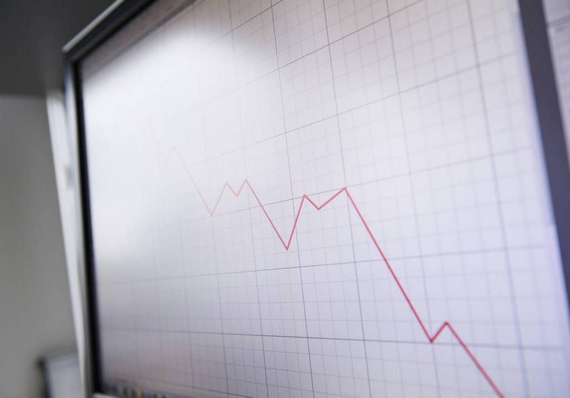 无人,办公室,横图,室内,特写,白天,正面,显示器,数据,静物,阴影,反射,分析,曲线,屏幕,图表,影子,表格,显示屏,K线图,统计,折线,下降,指标,销售,降落,目标,业绩,折线图,输出设备,K线,蜡烛图,降低,下跌,下落,彩图