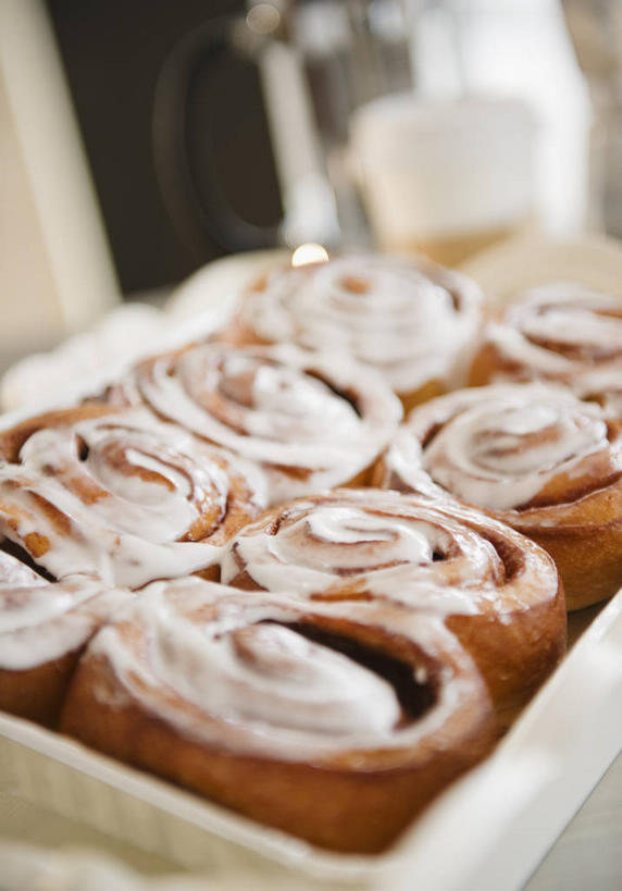 点心,面包,无人,竖图,室内,特写,白天,正面,餐桌,桌子,餐具,一排,许多,阴影,朦胧,模糊,整齐,并列,并排,反射,粘稠,碟子,盘,影子,调料,食品,糖,面点,调味品,调味料,食物,糕点,排列,盘子,碟,餐台,糖浆,队列,平行,黏稠,浓厚,彩图,肉桂面包,肉桂面包卷