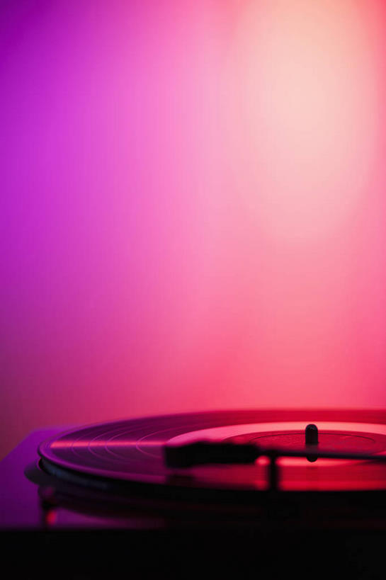 无人,竖图,室内,特写,白天,正面,陶醉,快乐,数据,静物,阴影,粉色背景,朦胧,模糊,反射,信息,光盘,影子,光碟,音乐,音乐播放器,存储介质,一个,享受,摄影,影棚,单个,碟片,存储,CD光盘,打碟机,CD唱片,CD光碟,彩图,影棚拍摄,拍摄,DJ打碟机,播放器,沉醉