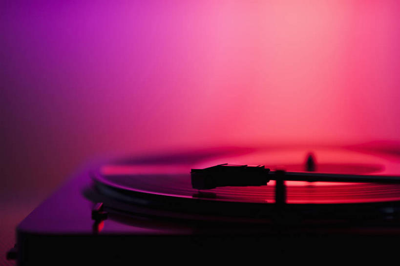 无人,横图,室内,特写,白天,正面,陶醉,快乐,数据,静物,阴影,粉色背景,朦胧,模糊,反射,信息,光盘,影子,光碟,音乐,音乐播放器,存储介质,一个,享受,摄影,影棚,单个,碟片,存储,CD光盘,打碟机,CD唱片,CD光碟,彩图,影棚拍摄,拍摄,DJ打碟机,播放器,沉醉