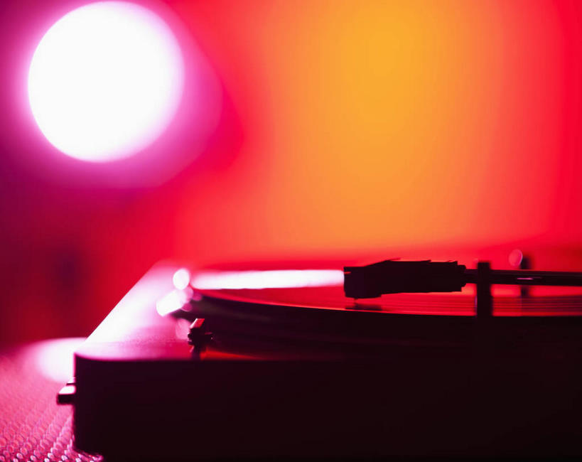 无人,横图,俯视,室内,特写,白天,陶醉,快乐,数据,桌子,静物,阴影,粉色背景,朦胧,模糊,光线,信息,光盘,影子,灯光,光碟,音乐,音乐播放器,存储介质,一个,享受,摄影,影棚,单个,碟片,存储,CD光盘,打碟机,CD唱片,CD光碟,彩图,高角度拍摄,影棚拍摄,拍摄,DJ打碟机,播放器,沉醉