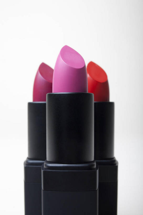 无人,竖图,室内,特写,白天,白色背景,正面,静物,阴影,反射,影子,三个,粉色,红色,紫色,唇膏,化妆品,口红,摄影,影棚,化妆用品,唇棒,彩图,影棚拍摄,拍摄