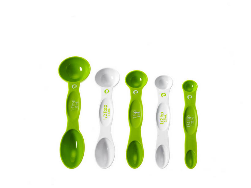 无人,横图,俯视,室内,特写,白天,白色背景,静物,一排,阴影,整齐,反射,影子,勺子,塑料,排列,绿色,白色,塑料制品,调羹,汤匙,摄影,影棚,五把,队列,彩图,高角度拍摄,影棚拍摄,拍摄