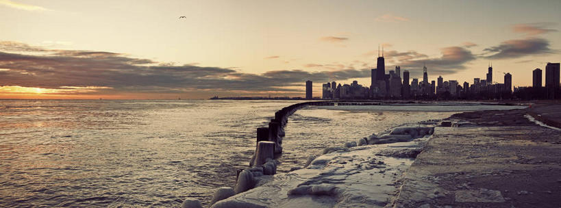 无人,高楼大厦,横图,室外,白天,正面,度假,日出,湖,湖泊,美景,水,太阳,城市风光,标志建筑,城市,大厦,地标,建筑,摩天大楼,美国,阴影,朦胧,模糊,光线,影子,湖面,景观,水流,水面,水平线,云,云朵,建筑群,辽阔,朝霞,晨曦,海平线,黎明,云彩,娱乐,建设,白云,阳光,湖水,享受,休闲,广阔,景色,放松,一望无际,北美,北美洲,美洲,伊利诺斯州,芝加哥,世界屠猪城,巨肩之城,劳动之城,伊利诺伊,伊利诺伊州,伊利诺州,芝加哥市,芝城,林肯之地,北亚美利加洲,亚美利加洲,无边无际,一马平川,朝阳,彩图,卯时,破晓,日始,大楼,高层建筑,高楼,摩天楼,水天相接,水天一线