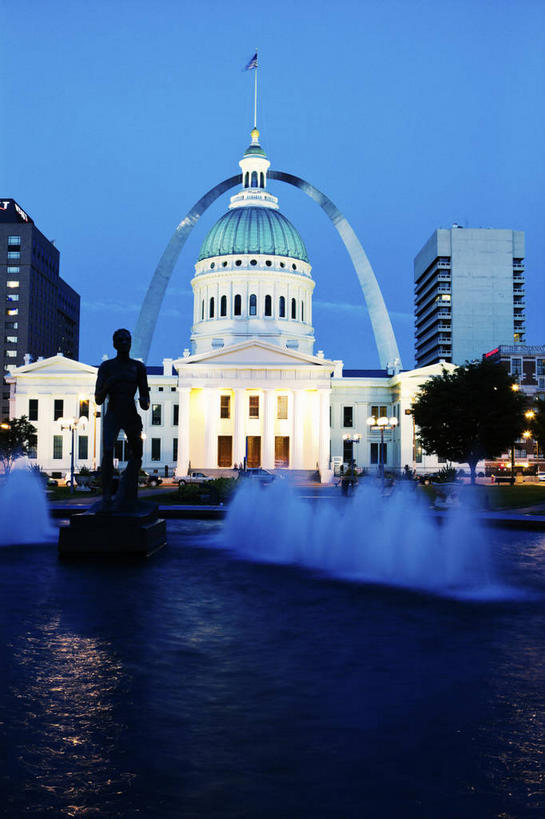 无人,高楼大厦,竖图,室外,白天,正面,度假,美景,日落,水,植物,城市风光,标志建筑,城市,大厦,地标,建筑,摩天大楼,喷泉,雕塑,美国,阴影,飞溅,艺术,装饰,溅,光线,雕刻,雕像,液体,影子,景观,水滴,晚霞,霞光,落日,建筑群,灯光,文化,娱乐,建设,水珠,树,树木,蓝色,绿色,蓝天,天空,自然,黄昏,工艺品,天,品味,享受,休闲,景色,彩霞,放松,生长,成长,纪念,美术,北美,北美洲,喷洒,主题,美洲,水景,陈列,功能,美学,北亚美利加洲,亚美利加洲,美观,密苏里,密苏里州,索证之州,圣路易斯,圣卢易斯,圣路易士,盖特威拱门,萨尔南拱门,圣路易弧形拱门,圣路易斯拱门,西进之门,夕照,薄暮,设计,夕阳,彩图,傍晚,大楼,高层建筑,高楼,摩天楼,斜阳