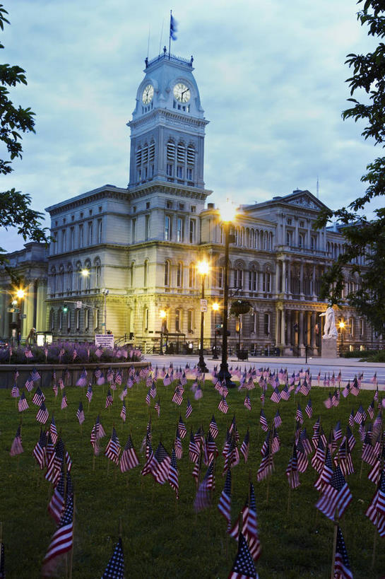 无人,竖图,室外,白天,正面,旅游,度假,日出,花海,花圃,太阳,植物,标志建筑,城市,地标,建筑,路灯,叶子,照明,美国,阴影,盛开,时间,光线,时钟,影子,钟楼,灯光,朝霞,晨曦,黎明,计时,花蕾,娱乐,建设,灯,花,花瓣,花朵,花卉,鲜花,树,树木,绿色,阳光,自然,钟表,花丛,花束,花田,花苞,花蕊,享受,休闲,表,旅游胜地,放松,生长,成长,照亮,北美,北美洲,照明设备,美洲,北亚美利加洲,亚美利加洲,塔钟,肯塔基,肯塔基州,青草之州,路易斯威尔,路易斯维尔,钟,朝阳,彩图,卯时,破晓,日始