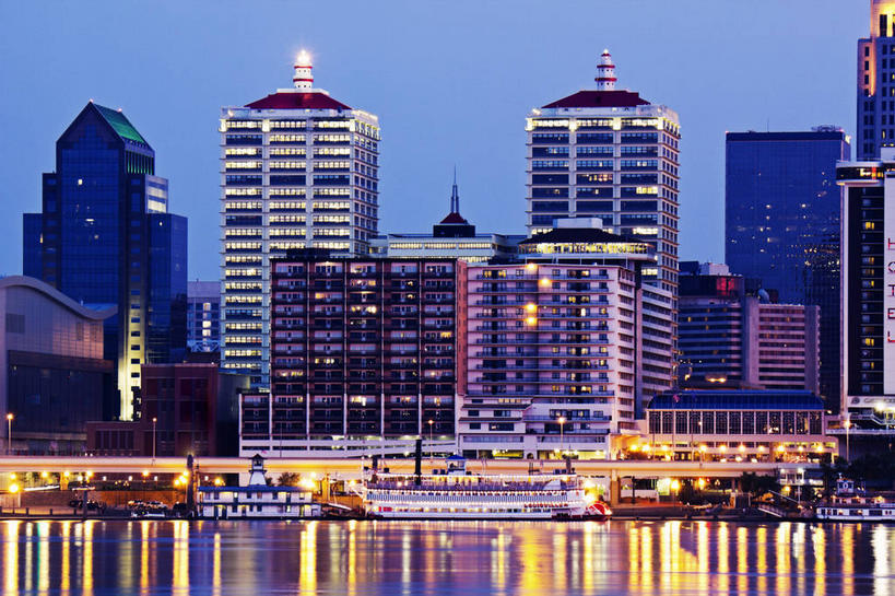 无人,高楼大厦,横图,全景,室外,夜晚,正面,度假,河流,美景,水,城市风光,标志建筑,城市,大厦,地标,建筑,摩天大楼,夜景,美国,阴影,光线,影子,河水,景观,水流,建筑群,灯光,娱乐,建设,蓝色,倒影,蓝天,天空,天,享受,休闲,景色,放松,倒映,北美,北美洲,美洲,北亚美利加洲,亚美利加洲,肯塔基,肯塔基州,青草之州,反照,路易斯威尔,路易斯维尔,彩图,大楼,高层建筑,高楼,摩天楼