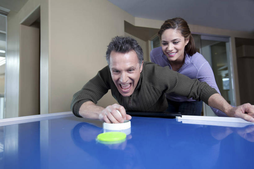 西方人,两个人,夫妻,站,笑,微笑,露齿笑,横图,室内,白天,正面,爱情,游戏,曲棍球,桌面,桌子,玩具,欧洲,欧洲人,弯腰,握,服装,木制,浪漫,拿,玩,拿着,注视,休闲装,娱乐,运动器械,衣服,木制品,观察,看,站着,休闲,休闲服,健身器械,恩爱,益智,握着,恋人,服饰,观看,活动,察看,发泄,关注,消遣,智力,健身器材,宣泄,弯身,曲棍球运动,男人,男性,年轻女性,女人,女性,中年男性,白种人,夫妇,情侣,玩耍,嬉戏,站立,半身,彩图,伴侣,运动器材