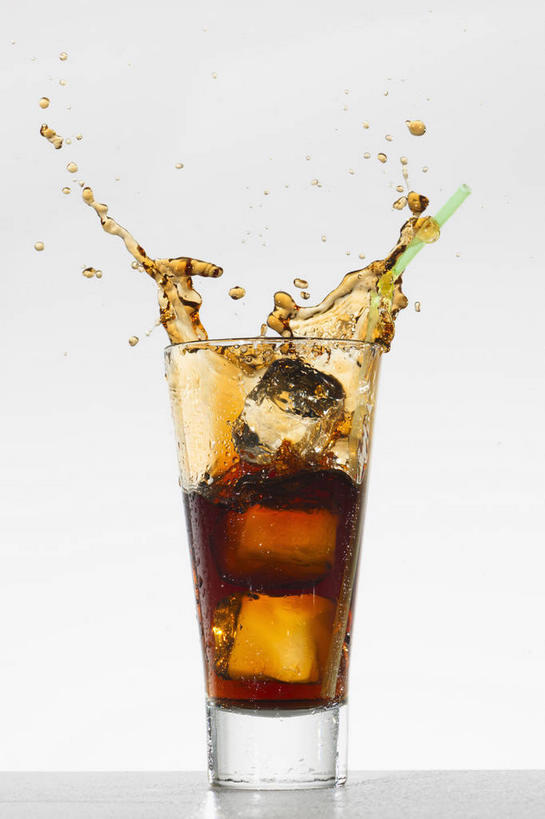 无人,竖图,室内,特写,白天,白色背景,正面,杯子,阴影,飞溅,溅,反射,液体,影子,冰,水滴,冰块,饮品,一杯,冷冻,可乐,玻璃制品,水珠,饮料,水杯,碳酸饮料,寒冷,摄影,影棚,冷藏,冰冷,可口,喷洒,保鲜,适口,玻璃杯,彩图,影棚拍摄,拍摄