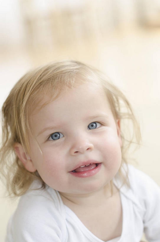 西方人,儿童,脸,头,脸颊,一个人,笑,微笑,竖图,室内,特写,白天,正面,纯洁,窗帘,欧洲,欧洲人,仅一个女性,仅一个人,服装,朦胧,模糊,装饰,注视,休闲装,肩膀,小孩,衣服,帘子,观察,看,仅一个小孩,休闲,休闲服,遮阳,可爱,童年,童趣,服饰,观看,华丽,修饰,点缀,察看,关注,卫衣,童真,烂漫,无邪,衬托,美观,雅致,雅观,天真,女孩,女人,女性,白种人,孩子,头部,脸部,脸蛋,面部,半身,彩图,女生