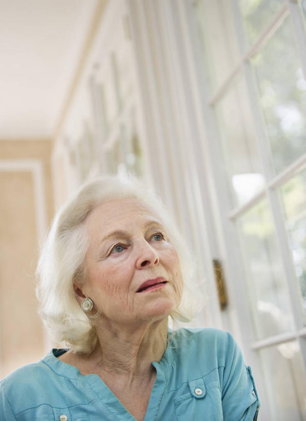 西方人,一个人,坐,竖图,室内,白天,仰视,植物,窗户,落地窗,欧洲,欧洲人,仅一个女性,仅一个人,服装,朦胧,模糊,注视,休闲装,玻璃窗,装饰品,树,树木,衣服,绿色,自然,耳环,饰品,首饰,观察,看,休闲,休闲服,保健,服饰,仅一个老年女性,生长,成长,观看,察看,关注,养老院,敬老院,医疗保健,耳饰,敬老,养老,老年公寓,托老所,护理院,老年女性,女人,女性,白种人,坐着,半身,彩图,低角度拍摄