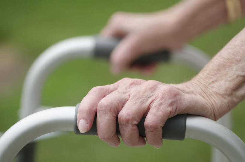 西方人,手,一个人,横图,俯视,室外,特写,白天,草地,草坪,植物,欧洲,欧洲人,双手,仅一个女性,仅一个人,握,朦胧,模糊,工具,草,绿色,手部,器械,握着,仅一个老年女性,拐杖,医疗器械,助行器,辅助设备,老年女性,女人,女性,白种人,半身,彩图,高角度拍摄,四脚拐杖,助步器