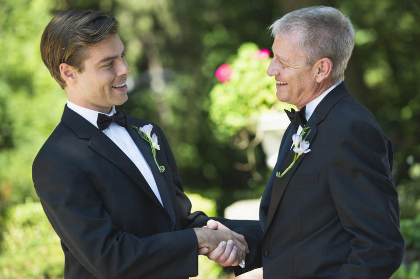 西方人,两个人,家庭,父亲,儿子,新郎,站,握手,笑,微笑,露齿笑,横图,室外,白天,侧面,衬衫,西装,婚礼,快乐,树林,植物,欧洲,欧洲人,阴影,套装,正装,朦胧,模糊,庆祝,装饰,盛开,光线,领结,影子,胸花,结婚,花蕾,注视,职业装,花,花瓣,花朵,鲜花,树,树木,绿色,阳光,自然,饰品,花苞,花蕊,观察,看,站着,温暖,温馨,喜庆,父子,一家人,父爱,生长,成长,观看,纪念,华丽,修饰,点缀,和睦,察看,象征,庄重,关注,身份,配饰,衬托,美观,雅致,雅观,正式,地位,老年男性,男人,男性,中年男性,白种人,搀手,拉手,手拉手,手握手,站立,半身,彩图,衬衣,高兴,襟花,融洽