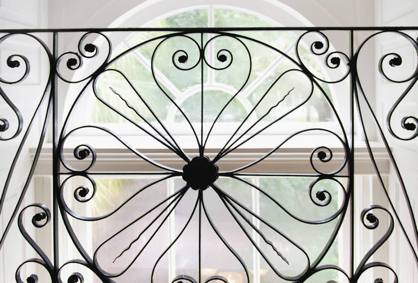 无人,横图,室内,特写,白天,正面,窗户,静物,美国,阴影,花纹,装饰,反射,影子,玻璃窗,黑色,华丽,修饰,点缀,北美,北美洲,美洲,查尔斯顿,南卡罗来纳州,北亚美利加洲,亚美利加洲,衬托,美观,雅致,雅观,南卡罗来纳,扇榈之州,矮棕榈之州,彩图