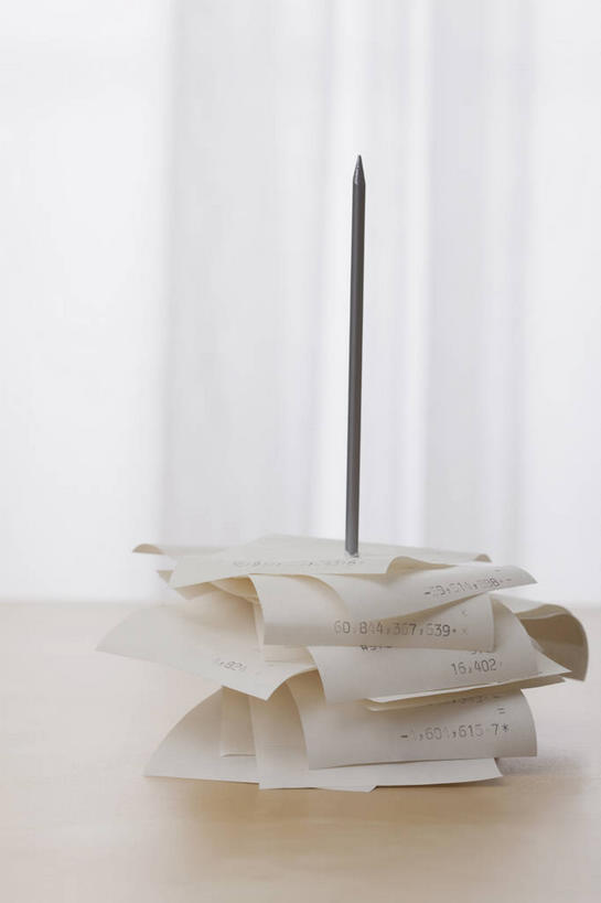 无人,竖图,室内,特写,白天,正面,桌子,静物,一堆,许多,阴影,堆叠,堆积,朦胧,模糊,反射,影子,很多,书桌,课桌,账单,堆,票据,发票,小票,菜单叉,传票叉,单插,单据叉,单据插,票叉,票插,票据叉,纸插,彩图,收据