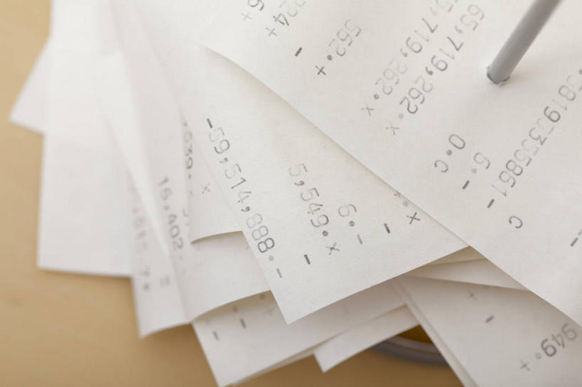 无人,横图,俯视,室内,特写,白天,桌子,静物,一堆,许多,阴影,堆叠,堆积,朦胧,模糊,反射,影子,很多,书桌,课桌,账单,堆,票据,发票,小票,菜单叉,传票叉,单插,单据叉,单据插,票叉,票插,票据叉,纸插,彩图,高角度拍摄,收据