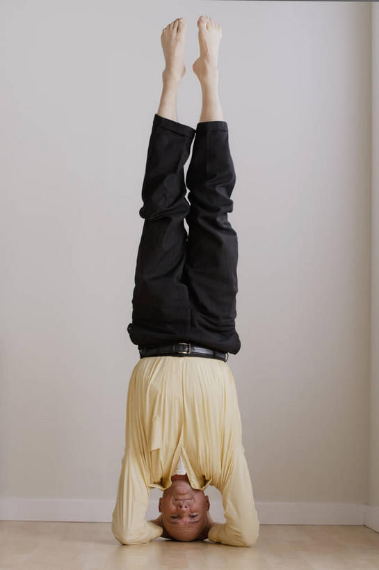 西方人,秃头,一个人,商务人士,商务男性,竖图,室内,白天,正面,衬衫,锻炼,瑜伽,运动,地板,欧洲,欧洲人,仅一个男性,仅一个人,仅一个中年男性,倒立,阴影,套装,反射,影子,墙,地面,注视,光脚,木地板,墙壁,墙面,白色,观察,看,赤脚,养生,观看,察看,关注,商务装,工薪阶层,体育,男人,男性,中年男性,白种人,光头,无发,白领,上班族,彩图,全身,衬衣,健身