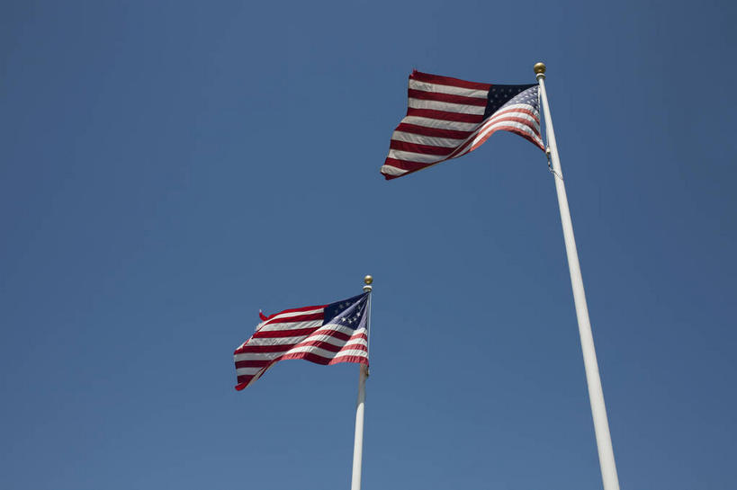 无人,横图,室外,白天,仰视,旗帜,国旗,两面,阴影,条纹,飘扬,光线,影子,星星,星条旗,红色,蓝色,白色,蓝天,天空,阳光,天,星形,美国国旗,晴朗,飘逸,飞扬,五角形,万里无云,旗,晴空,晴空万里,五角星,彩图,低角度拍摄,美利坚合众国国旗